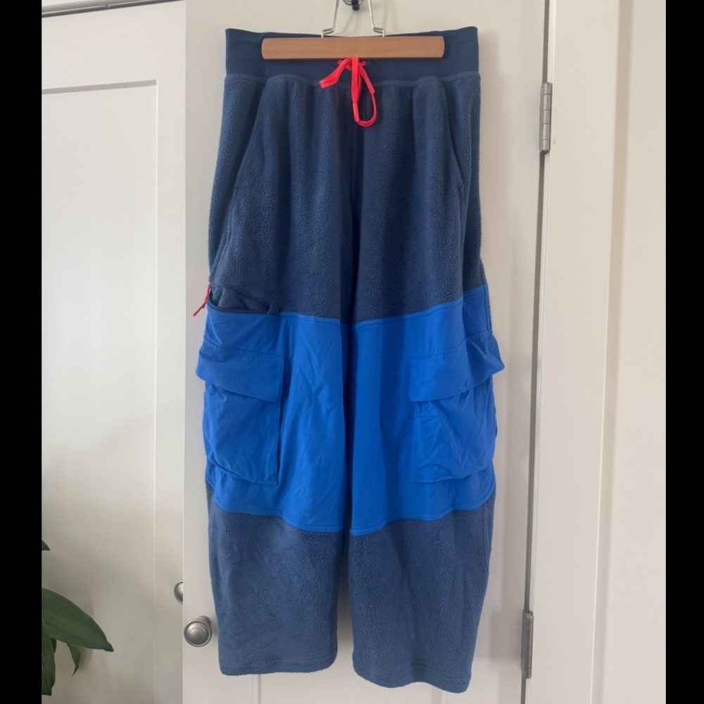 Lululemon Fleece + Ripstop Cargo High-Rise 23" in Pitch/Pipe Dream Blue, Size 6